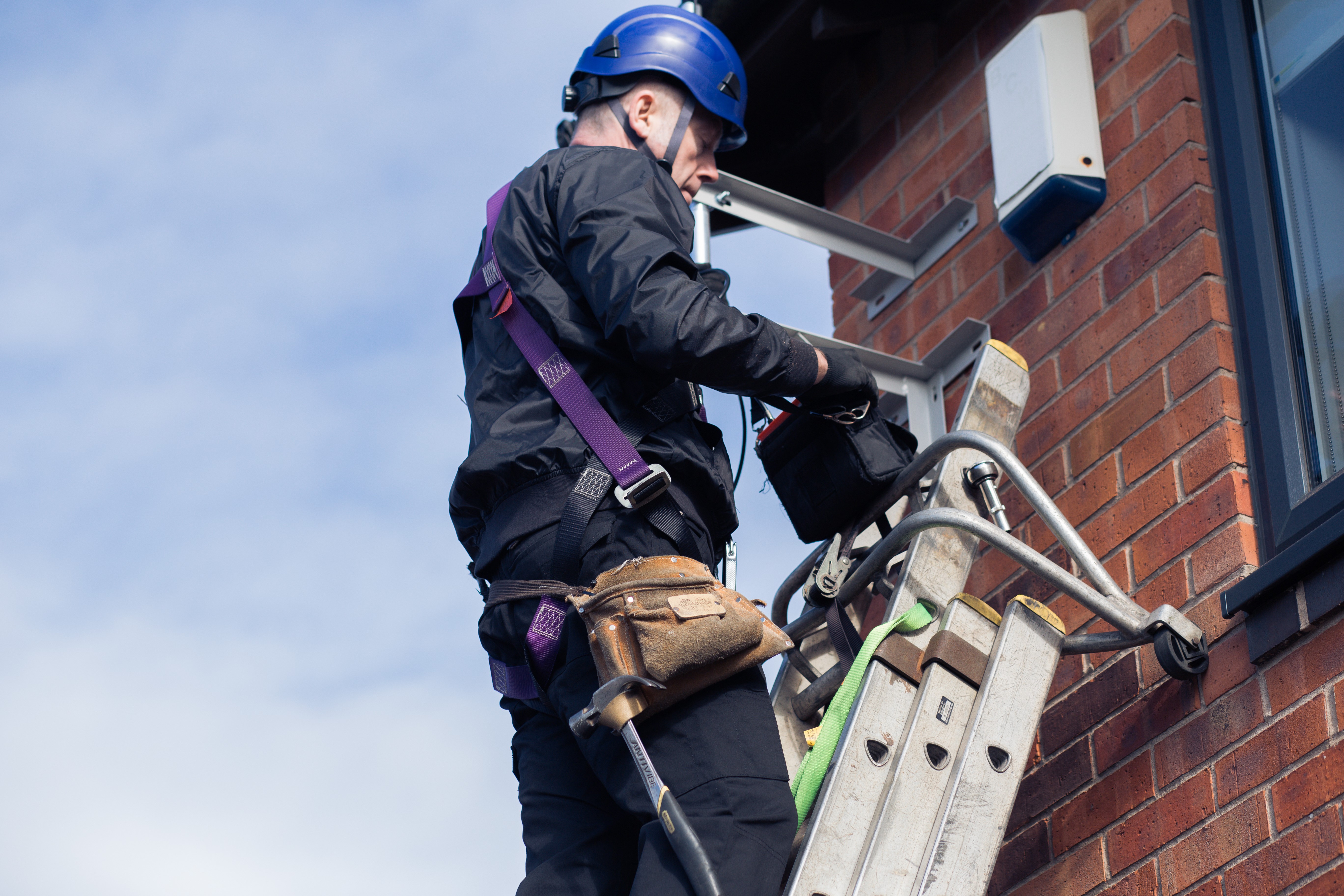 DIY aerial repairs vs. professional help: When to call the experts